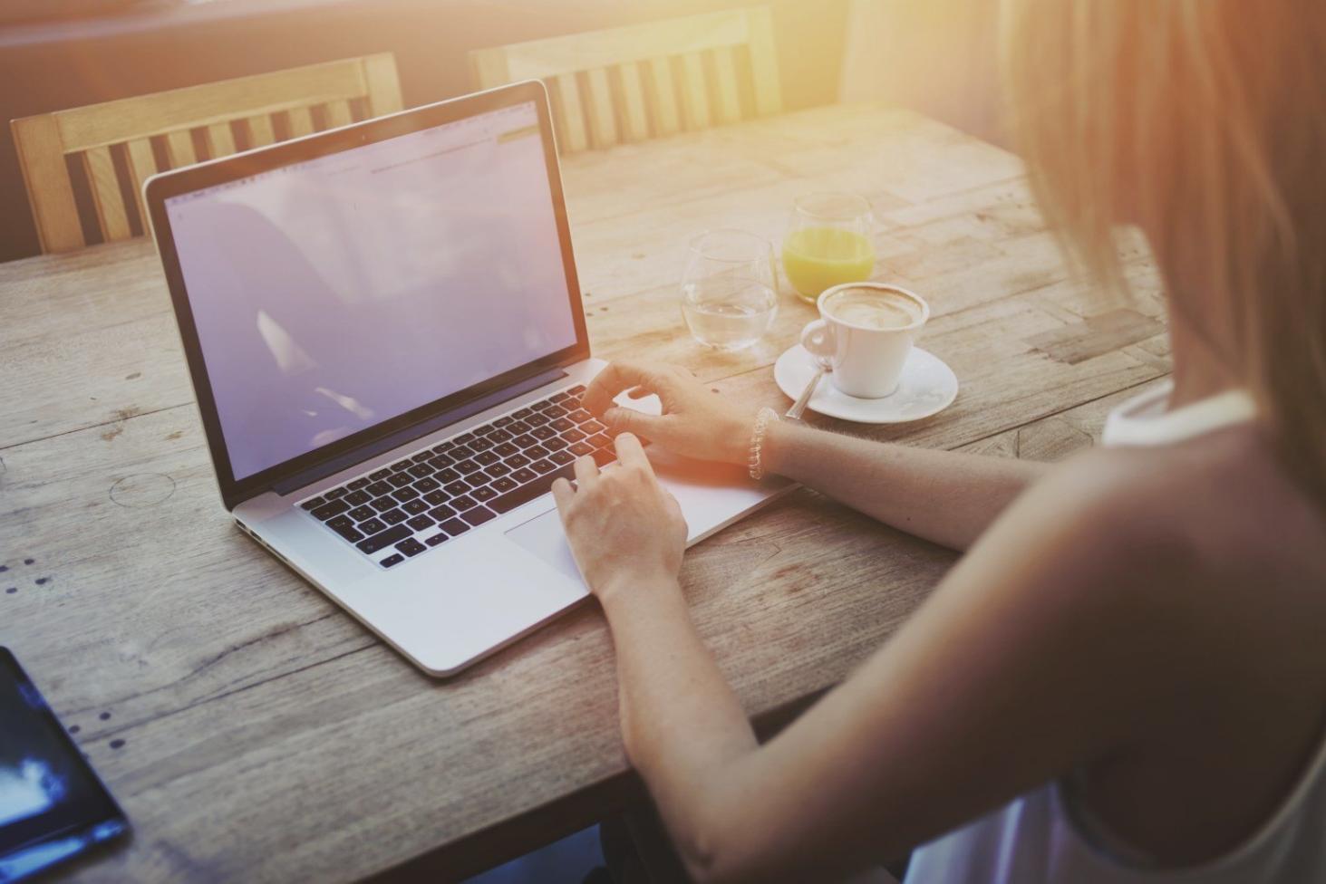 Student pracující s finančními daty a analytickými nástroji